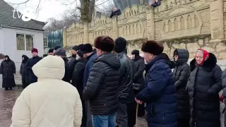 /VIDEO/ Ce se întâmplă acum la Dereneu: Mascați, slujbe în frig și preot închis în biserică