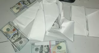 Осталась без денег: в аэропорту Кишинева женщина пыталась провезти без декларирования $85 000