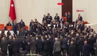/ВИДЕО/ Драка в турецком парламенте: депутаты оппозиции сорвали торжество присяги министра юстиции
