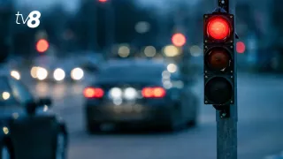 /VIDEO/ Șofer buclucaș: A ajuns cu BMW-ul într-un tufiș după ce recent a ignorat culoarea roșie la semafor