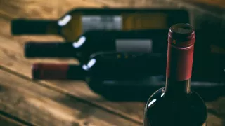 /VIDEO/ Percheziții la o fabrică de vin din Moldova: Băuturi de milioane de lei, confiscate