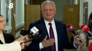 /VIDEO/ „Puișor”, „Vărsător” și mână prinsă: Cum evită Igor Dodon întrebările jurnalistei TV8