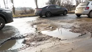 /VIDEO/ „E caraul”: Drumuri pline de gropi în Moldova. Haos, mașini avariate, scuze oficiale și explicații târzii