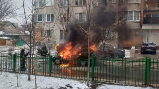 /VIDEO/ O mașină a ars ca o torță în sectorul Botanica: Pompierii au intervenit de urgență
