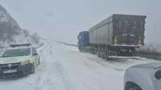 Circulația camioanelor, oprită până în noapte: Serviciile specializate intervin în teren