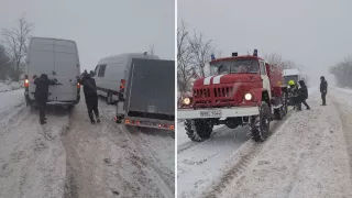 Первые последствия метели: спасатели вызволили из снега микроавтобус с пассажирамии