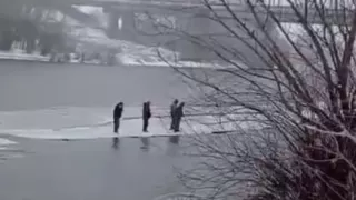 /VIDEO/ Pericol pe Nistru: Momentul în care mai mulți pescari plutesc pe o bucată de gheață