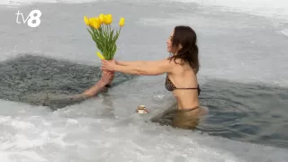 /VIDEO/ Flori în lacul înghețat și adrenalină: Scene inedite în timpul scăldatului la copcă