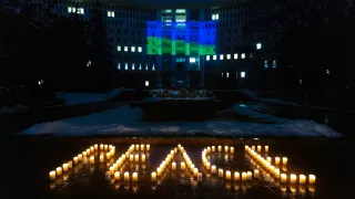 /ФОТО/ Парламент Молдовы подсветили в цвета украинского флага накануне четвертой годовщины войны