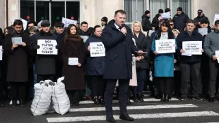 /VIDEO/ Protest cu saci de tizic la Guvern: MAN cere recalcularea facturilor. Reacția Executivului