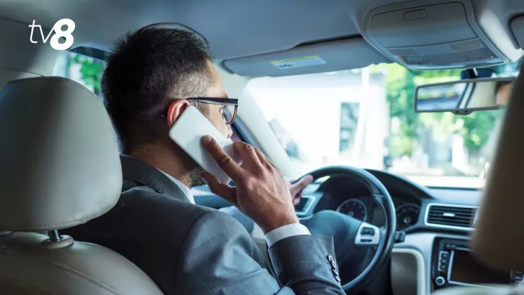 șofer cu telefon