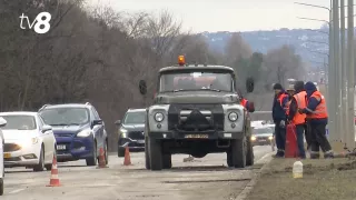 /VIDEO/ Craterele din asfalt lovesc în buzunare: Șoferii au cheltuit mii de lei la vulcanizări, din cauza gropilor