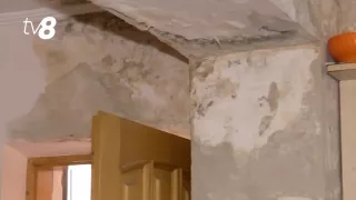 «Тает снег или идут дожди — квартиры заливает». В Дурлештах жильцы пятиэтажки жалуются на сырость и плесень