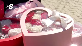 /VIDEO/ Forfotă în ajun de 8 martie: Ce sunt gata să facă bărbații pentru femeile iubite