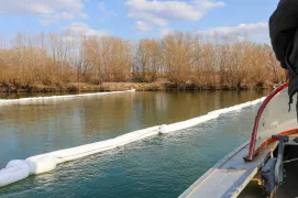 /ФОТО/ На Днестре продолжают установку барьеров от загрязнения: дошли до Дубоссарского района