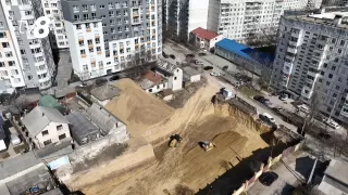/VIDEO/ „Se cutremură totul”: Construcție cu scandal la Botanica. Săpături făcute chiar sub gardurile caselor