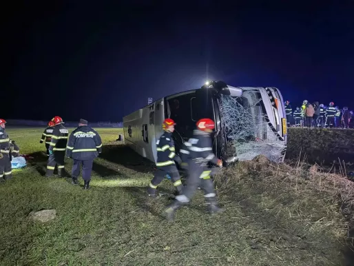 /VIDEO/ Clipe de coșmar în autocarul Chișinău-București, răsturnat la Galați. Mărturiile unui pasager: „M-am trezit de la cădere”