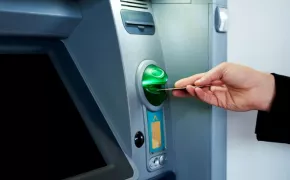 "Карта застревает в банкомате": мошенники придумали новый способ кражи банковских карт