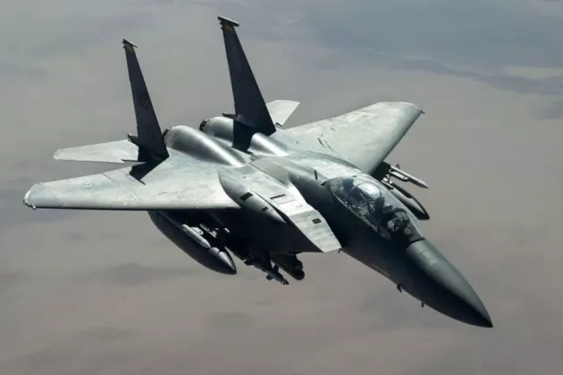 lambeth_003-F-15E-near-Mosul-900x600