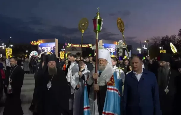 /VIDEO/ Focul Haric a ajuns pentru a 24-a oară la Chișinău: „A fost greu, dar cu succes”. Cozi imense de enoriași și preoți