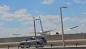 /ВИДЕО/ В шаге от трагедии: в США самолёт при посадке задел стоб и грузовик на трассе у аэропорта 