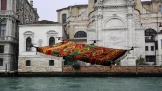 /VIDEO/ Covorul moldovenesc, dus de drone la Veneția: Artistul Pavel Brăila a fost scăldat în aplauze