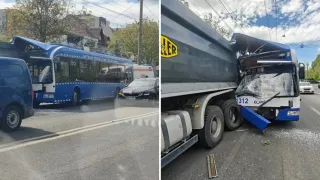 /VIDEO/ Accident violent în Chișinău: Opt răniți după ce un troleibuz s-a lovit de un camion