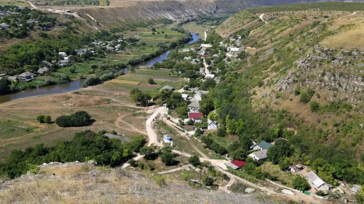 răut