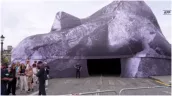 /ВИДЕО/ Старейший мост Парижа превратили в гигантскую «пещеру». Арт-инсталляция открыта до конца июня