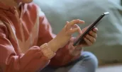 /ВИДЕО/ Франция вводит запрет соцсетей для детей до 15 лет. Ограничения введут поэтапно