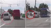 В Кишиневе автомобиль едва разминулся с троллейбусом и чуть не сбил людей на тротуаре: водитель задержан (Обновлено)