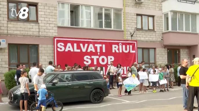 /VIDEO/ „Nu betonați râul!”: Locuitorii de pe strada Andrei Doga din Capitală protestează împotriva unui proiect de construcție