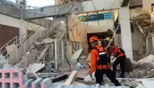 /ВИДЕО/ Жертвами землетрясения в Индонезии в 7,7 баллов стали почти 40 человек: продолжается разбор завалов