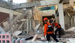 /ВИДЕО/ Жертвами землетрясения в Индонезии в 7,7 баллов стали почти 40 человек: продолжается разбор завалов