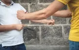 Doi minori, acuzați că ar fi bătut un tânăr de 17 ani: Agresorii i-ar fi cerut bani drept „prejudiciu moral”