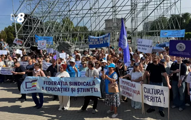 протест учителей кишинев