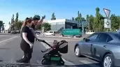 /VIDEO/ Bebeluș în cărucior, la un pas de a fi spulberat pe zebră: Cum a fost pedepsit șoferul