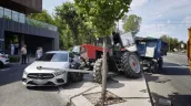 /ВИДЕО/ В Кишиневе трактор врезался в уличный фонарь: повреждены два автомобиля