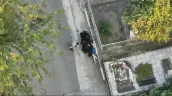 /VIDEO/ Mascați printre morminte: Întâlnirea membrilor „Kitaeț” într-un cimitir, dată peste cap de poliție