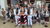 В украинских Черновцах впервые отметили День румынского языка: возложили цветы Эминеску и Шевченко, станцевали хору