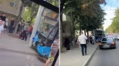 /ВИДЕО/ В Кишинёве автобус врезался в электрический столб после неудачного манёвра легковушки