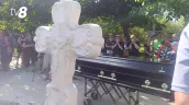 /FOTO/ Tragedia de la Măgdăcești: Bărbatul care și-ar fi omorât soția, petrecut pe ultimul drum