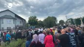 /VIDEO/ Doliu la Măgdăcești: Femeia care ar fi fost ucisă de propriul soț, petrecută pe ultimul drum

