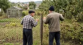 Scandal pentru un gard: Doi vecini se ceartă de ani de zile din cauza hotarului dintre gospodării
