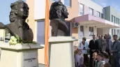 /FOTO/ Bustul poetului Grigore Vieru, inaugurat la o grădiniță din Iași: La eveniment a participat și Călin Vieru
