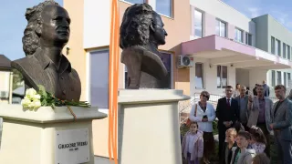 /FOTO/ Bustul poetului Grigore Vieru, inaugurat la o grădiniță din Iași: La eveniment a participat și Călin Vieru