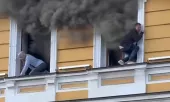 /ВИДЕО/ В Киеве загорелось здание Академии наук после попадания дрона: люди спасались от пожара через окна 