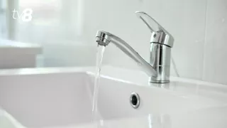 /VIDEO/ „Așa ceva n-am mai văzut”: O femeie din Anenii Noi susține că a găsit viermi în apă. Ce spune Primăria