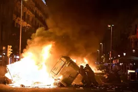/ВИДЕО/ Камни, баррикады и пожары: в Барселоне протесты из-за роста цен на жилье переросли в столкновения с полицией