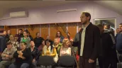 /VIDEO/ Protest cu furci la Budești: Localnicii, revoltați că șase hectare de teren au fost date în arendă unui consilier MAN